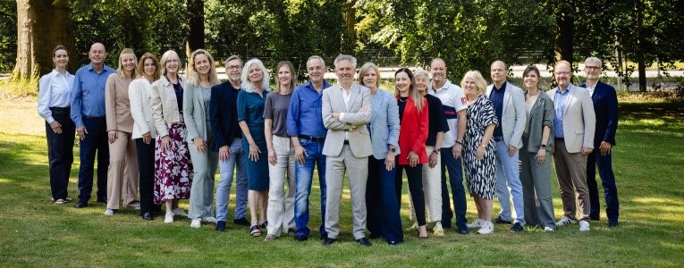 Team WENB in V-vorm - 765x300px