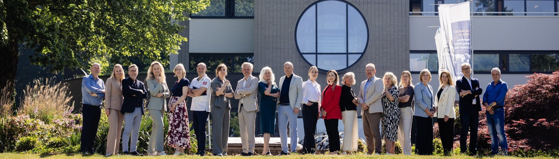 Team WENB - voor het pand - 1912x544px